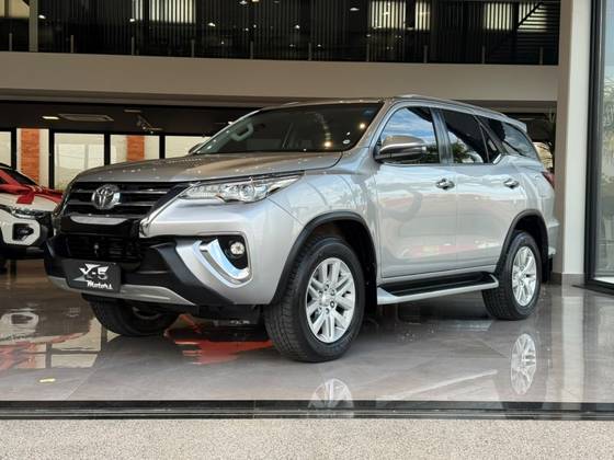 TOYOTA HILUX SW4 2.8 SRX 4X4 7 LUGARES 16V TURBO INTERCOOLER DIESEL 4P AUTOMÁTICO TOYOTA HILUX SW4 2.8 SRX 4X4 7 LUGARES 16V TURBO INTERCOOLER DIESEL 4P AUTOMÁTICO
